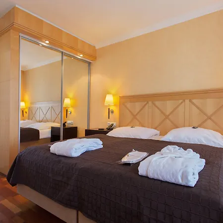 Hotel Iv Jahreszeiten 4*